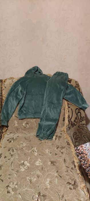 Продам дівчинки костюми ,комплекти . .