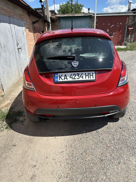 Автомобіль lancia ypsilon 2012