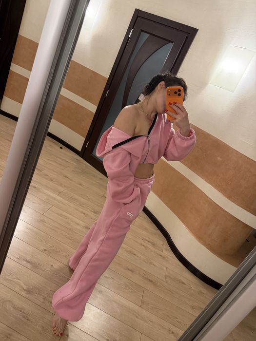 Теплый розовый костюм на флисе бренда alo adidas lior