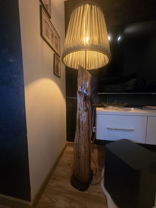 Lampa stojąca ze starej belki