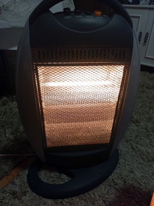 Aquecedor e rádio cassetes a funcionar