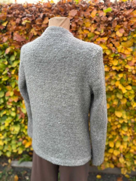 jesienny wełniany sweter o kroju marynarki Adagio