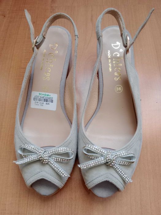 Sandálias de camurça cinza claro, da marca D Chicas