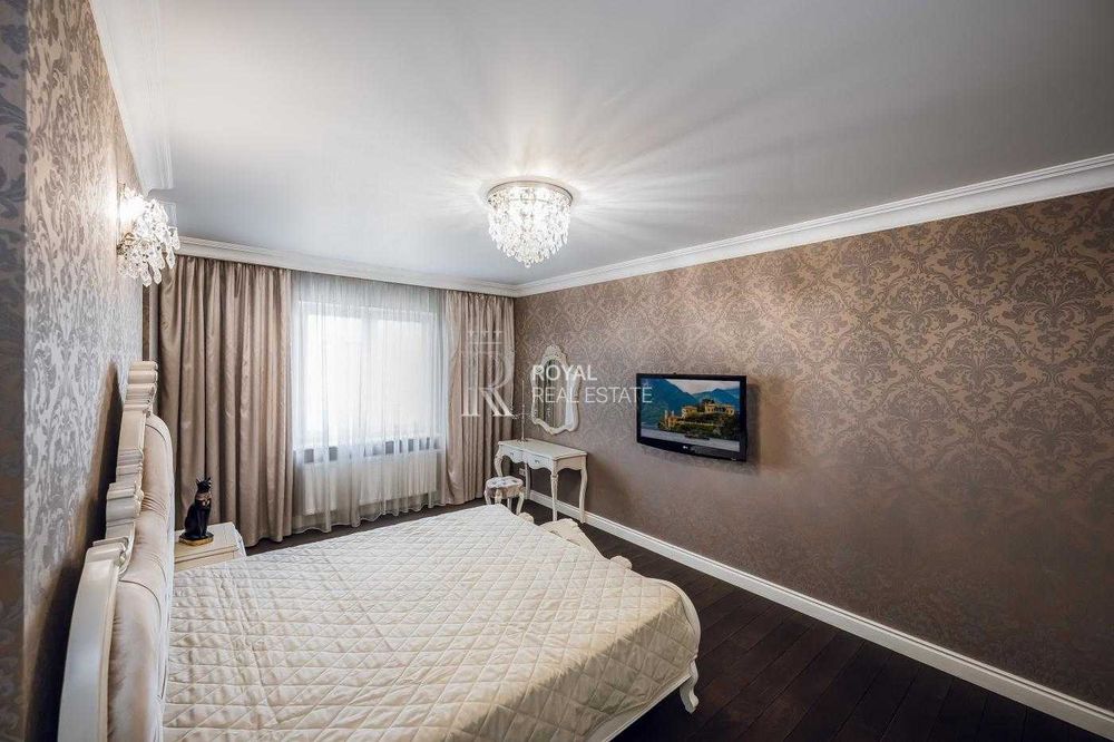 Продаж 3-кімнатної квартири Київ ЖК Космополітен 117 м² 9 поверх преміальний ремонт меблі з масиву дерева паркетна дошка охорона