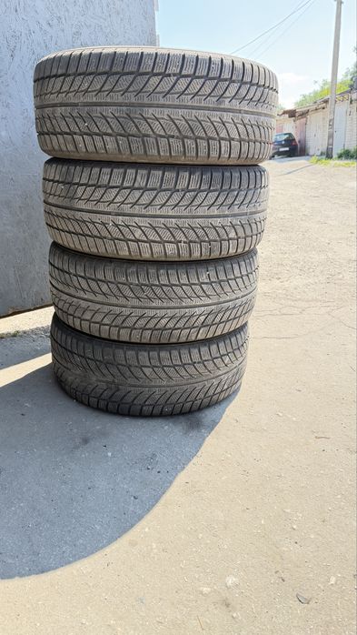 Продам зимову гуму 225/45 R18