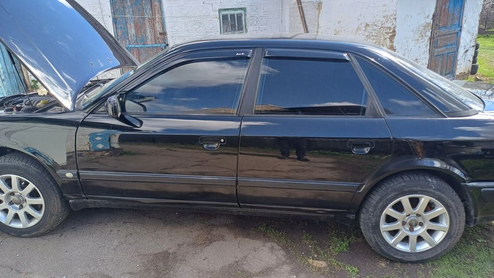 Автомобиль ауди 100