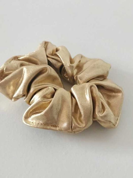 Scrunchie elástico dourado Claire's
