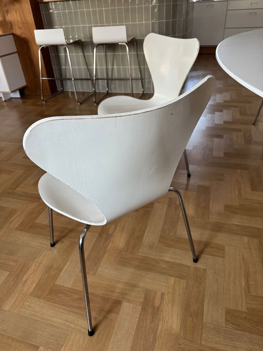 2xKrzesło Series 7 (Model 3107) Arne Jacobsen dla Fritz Hansen – Klasyk Designu
