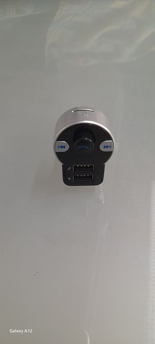 Transmissor FM com Bluetooth.