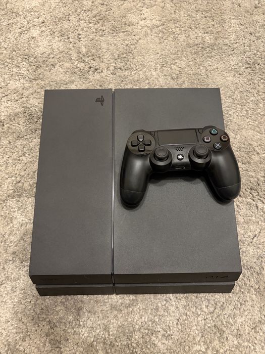 Vendo Playstation 4 com comando preto
