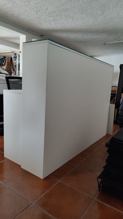 Balcão com parte superior em vidro