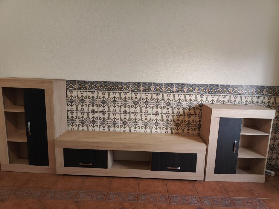 Sala de estar com moveis e sofá como novo