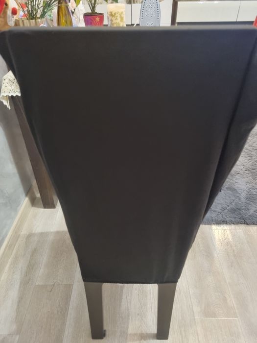 Czarne elastyczne pokrowce na krzesła.  Założone jeden raz i wyprane .