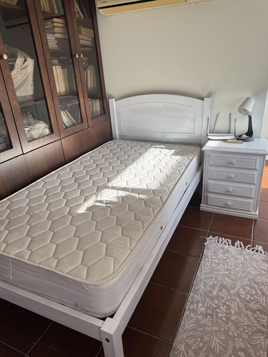 Cama c/ colchão e mesa de cabeceira