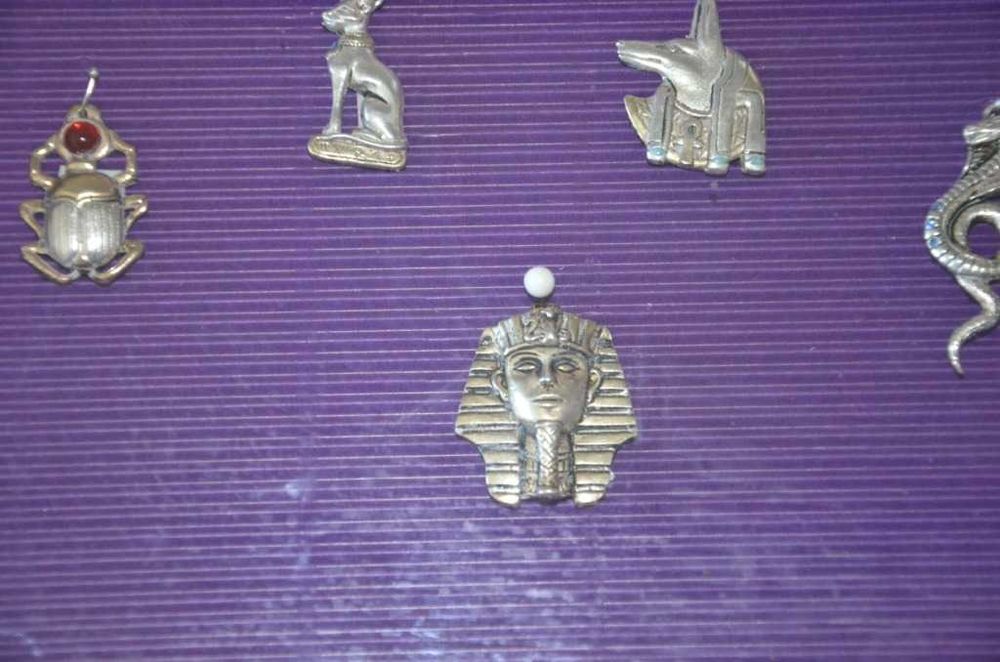 Expositor com 16 medalhas com símbolos míticos do Antigo Egipto (Atum Ra), feito na Inglaterra