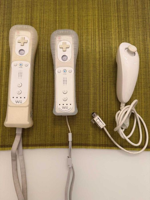 NINTENDO WII com 4 Jogos, 2 Comandos e todos os Cabos