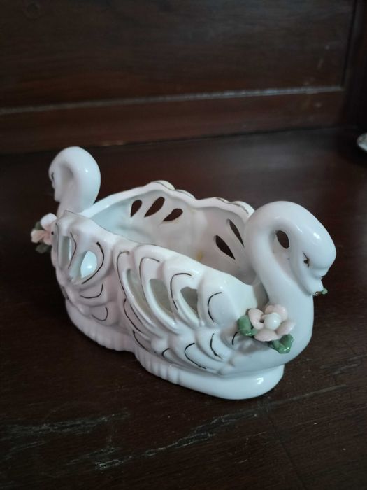 Porcelanowa figurka łabędzi