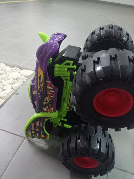 Monster truck dragão grande