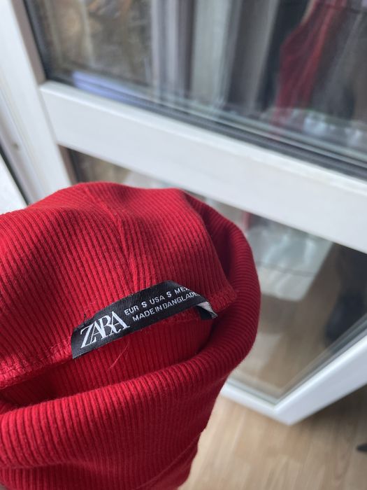 Sukienka dopsowana czerwona golf prążek zara.