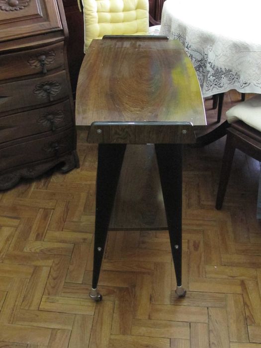 mesa de apoio alta com rodas