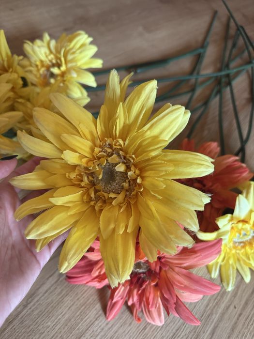 Flores artificiais amarelas e laranjas