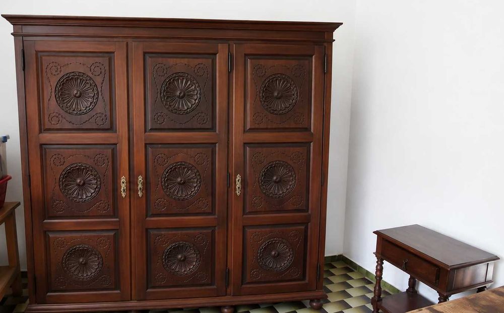 Móveis antigos em madeira – conjunto completo ou peças individuais