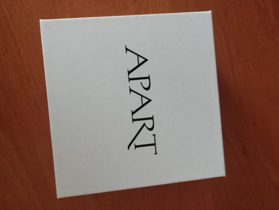 Białe pudełko Apart