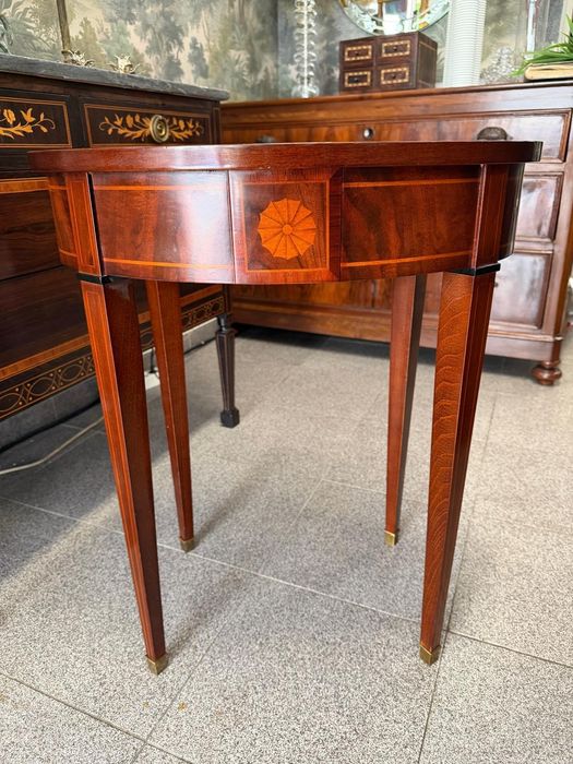Mesa de Apoio Oval Antiga / Estilo Hepplewhite em Mogno com Embutidos.