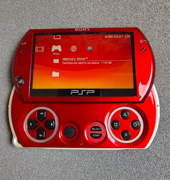 Ігрова потративна консоль PSP Go