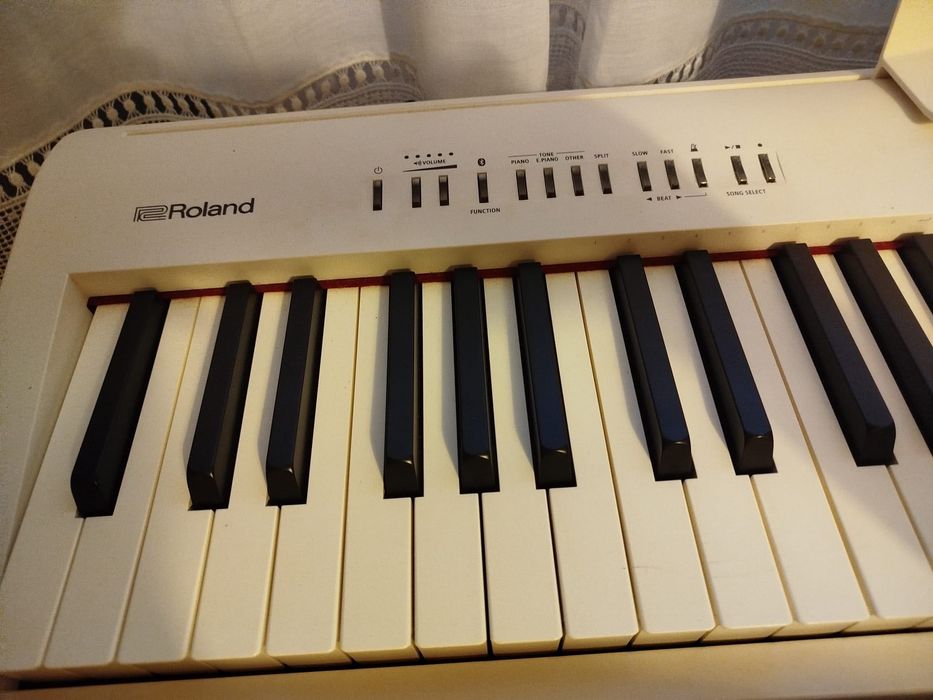 Piano digital, suporte, tripé e conjunto de som