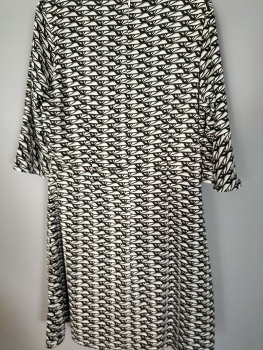 Elegancka sukienka z rękawem