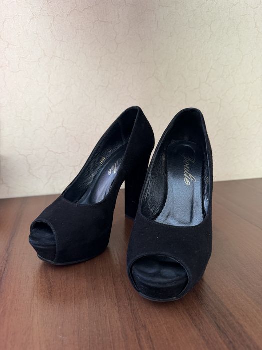 Туфлі на каблуку