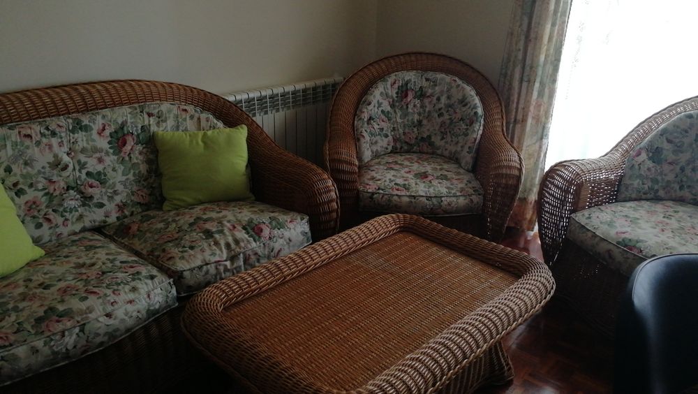 Sofás e mesa de jardim