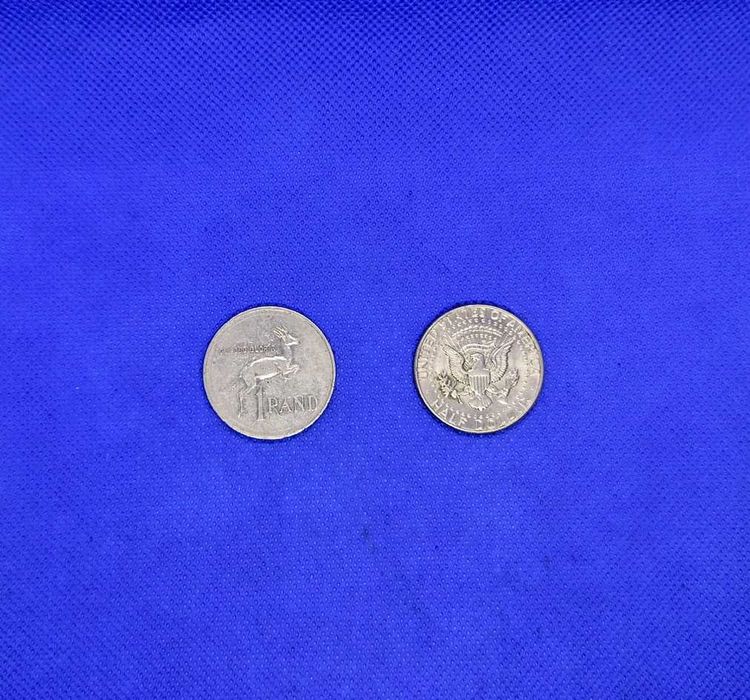 Lote de 2 moedas correntes Rand e Dólar