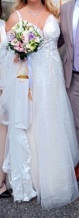 Damska biala dluga suknia ślubna koraliki rękawki