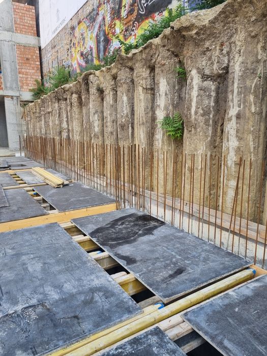 Бурова установка. Сваї. MAIT HR 110 BAUER Свайне поле підпірна стіна