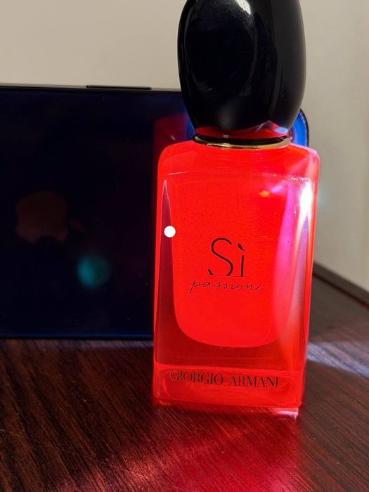 Giorgio Armani Sì Passione Intense, 30 мл (оригінал)
Парфуми вживані,