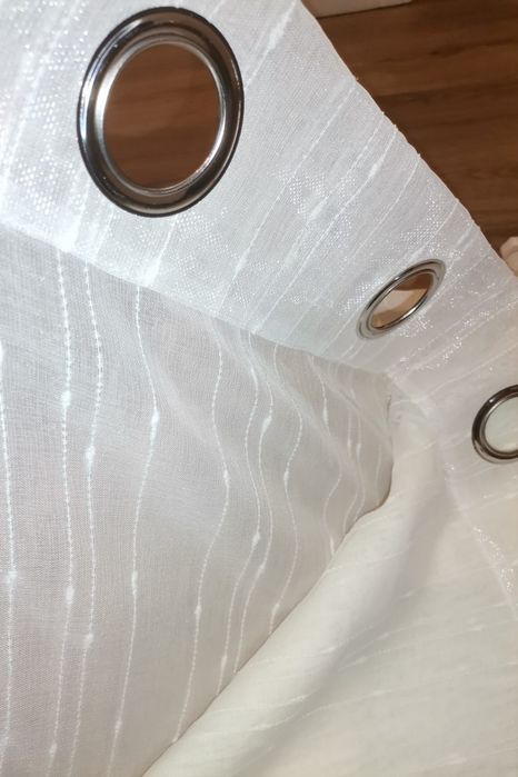 Cortinados em cor branco