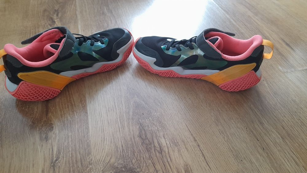 Buty adidas dla dziewczynki. Rozmiar podany na zdjęciu