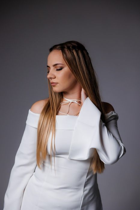 Сукня із завʼязками на шиї