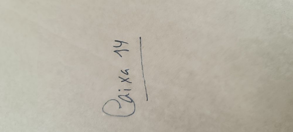 Manta de criança branca com folho e bonecos em cor de rosa . Tem umas