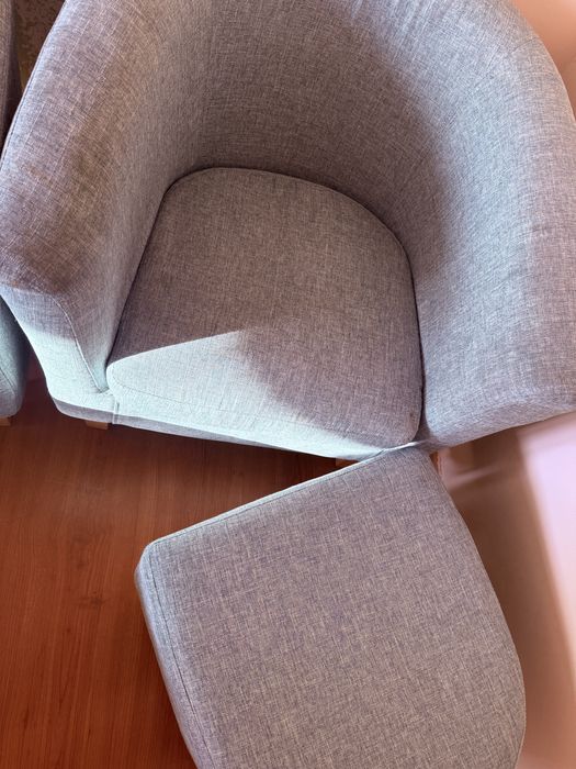 Tapiecerowane krzesła z podnożkami