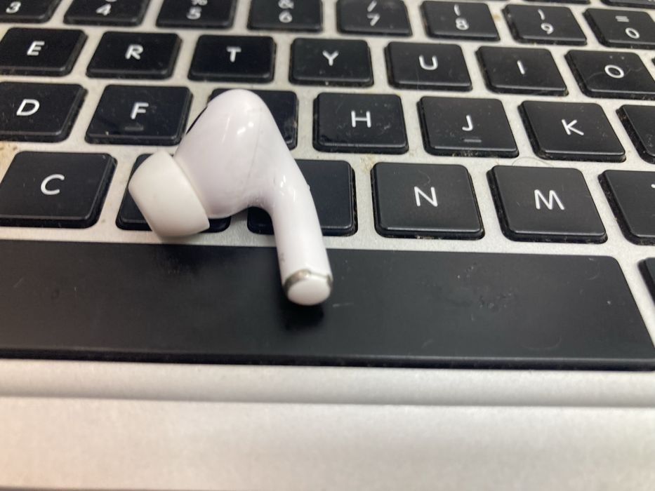 Продам навушник airpods 2 правий a2698