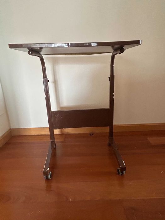 Mesa de apoio com rodinhas