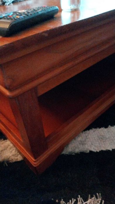 Mesa de sala de madeira