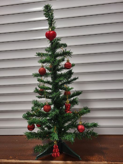 Mini Árvore de Natal com bolas.