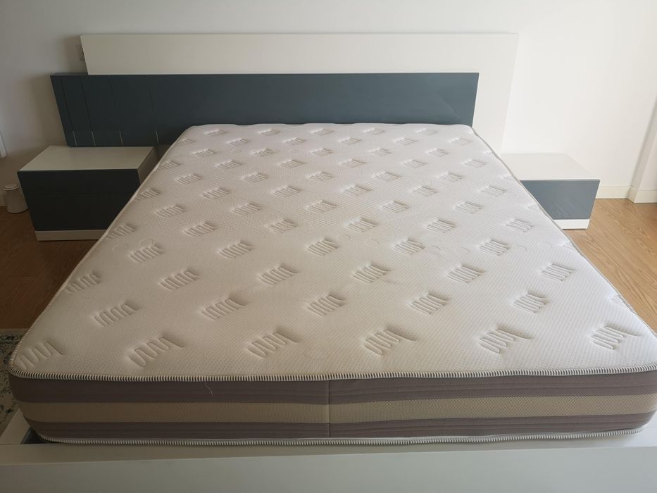 mobília de quarto em madeira branca e cinza com cama, duas mesas de c