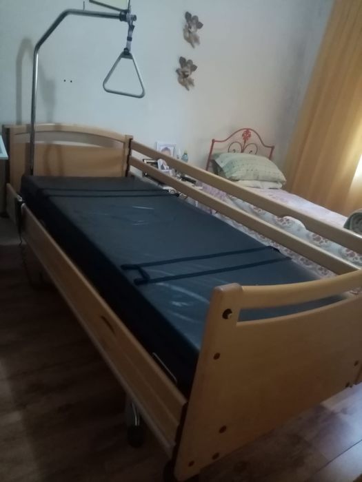 Camas hospitalares articuladas e manuais.