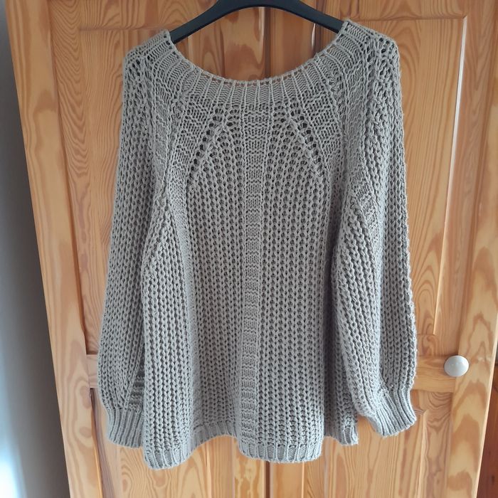 Śliczny sweter damski