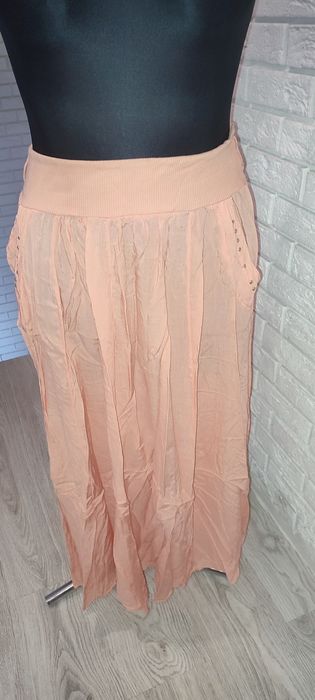 Długa spódnica z kieszeniami